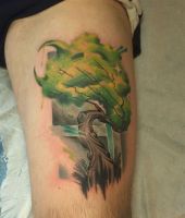 zielone drzewo tatuaż na udzie