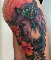 jednorożec tatuaż na biodrze