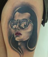 odbicie w przyciemnianych okularach