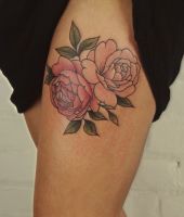 róża tatuaż na udzie dla dziewczyny