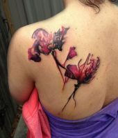 kwiaty tatuaże na łopatkę