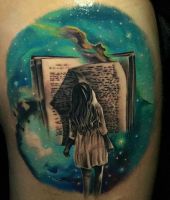 dziewczynka czyta książkę