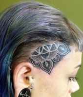 tatuaż na skroni pod włosami