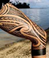 polinezyjskie tatuaże na udzie