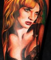 kobieta w biustonoszu na tatuażu