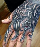 wzory tatuaży na dłoni i klucz