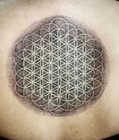 kropkowane tatuaże kwiaty