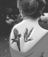 dwie jaskółki tatuaże na plecach