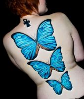 trzy niebieskie duże motyle
