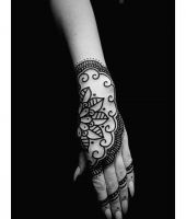 henna tatuaże na dłoni
