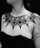tatuaże henną na klatce piersiowej dla kobiety