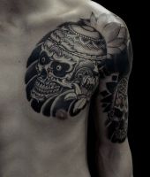 czaszka tatuaż na ramieniu dla faceta