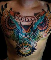 sowa tatuaż na klatce piersiowej dla faceta