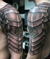 tatuaże na ramieniu pancerz