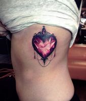 tatuaże na żebrach serce diament