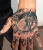 LOVE i zegar tatuaże na dłoni
