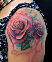 dwie czerwone róże na ramieniu