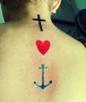 krzyż serce i kotwica tatuaże na plecach