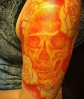 żółta czaszka i róże