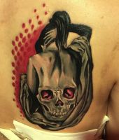 kobieta czaszka plecy tatuaże