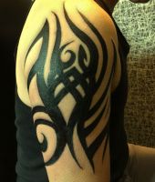 czarny tribal wzór na ramieniu