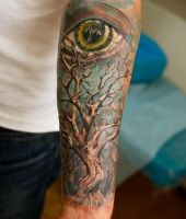 oko nad drzewem tatuaże na ręce