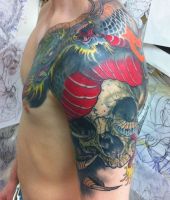chiński smok na czaszce tatuaże na ramieniu