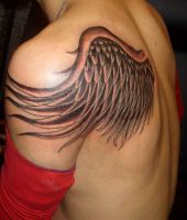 skrzydło tatuaż na łopatce