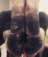 czaszka na dwóch rękach - piękny tatuaż