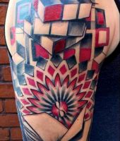 tatuaże geometryczne na ramieniu