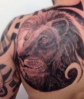 tribal i lew tatuaż na łopatce
