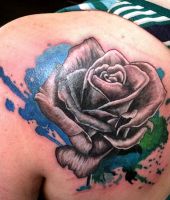 tatuaże na łopatce - biała róża