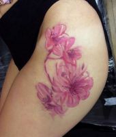 różowe kwiaty tatuaże na biodrze