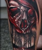 czaszka i droga przez las