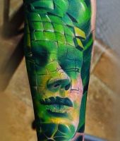 zielona twarz tatuaż