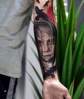 krążące kruki i twarz kobiety