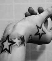 gwiazdki tatuaże na dłoni
