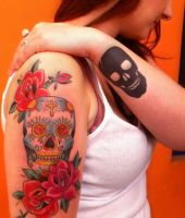 dwie różne czaszki tatuaże na rękach