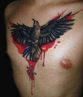 kruk ptak tatuaż na klatce piersiowej