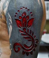 wycinanie skóry prawie jak tatuaż