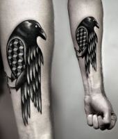 czarny ptak tatuaż na przedramieniu