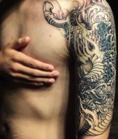 chińskie tatuaże na ramieniu