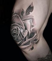 tatuażz róża na kolanie