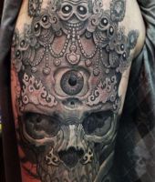 czaszka ze zdobieniami na czole