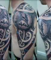 pancerz symbol tatuaż na ramieniu