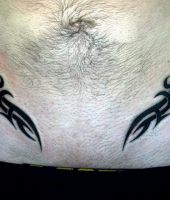 dwa tribale na brzuchu