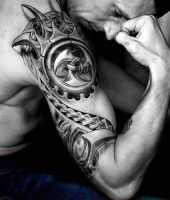 biomechaniczny tatuaż na męskim ramieniu