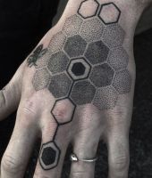 sześciokąty na dłoni