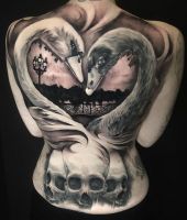 dwa łabędzie na czaszkach