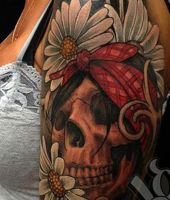 stokrotki i czaszka tatuaże